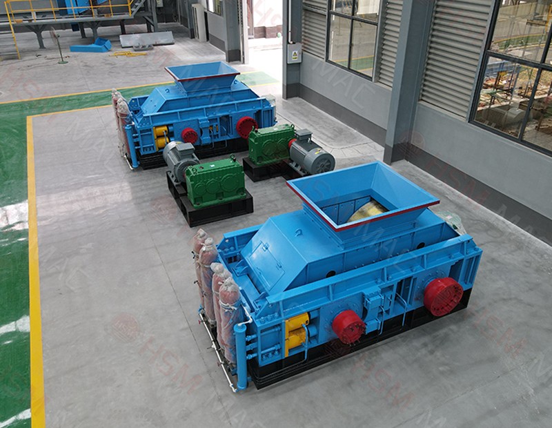 牛金礦對輥破碎機車間實拍