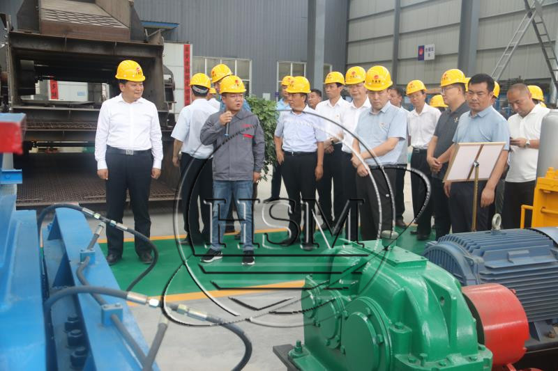 對輥制砂機(jī)廠家--熱烈歡迎袁書記來我廠參觀考察