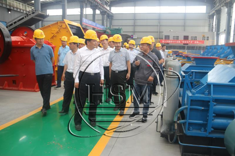 對輥制砂機(jī)廠家--熱烈歡迎袁書記來我廠參觀考察