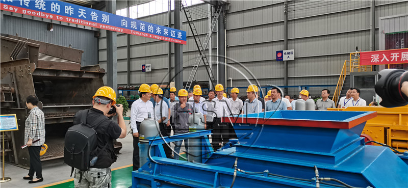 對輥制砂機(jī)廠家--熱烈歡迎袁書記來我廠參觀考察